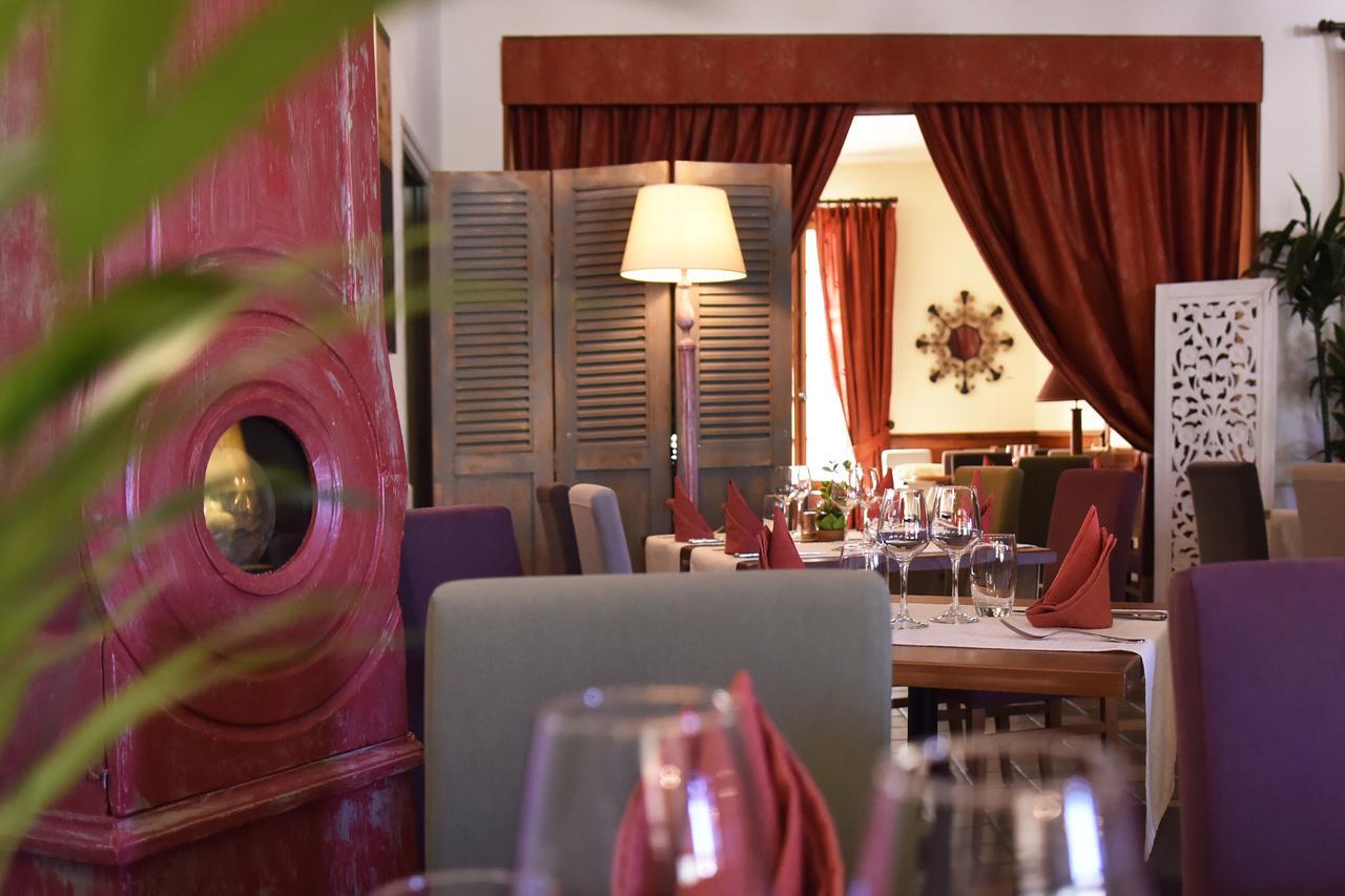 Logis Hotel-Restaurant Le Relais Hauterives Exterior photo
