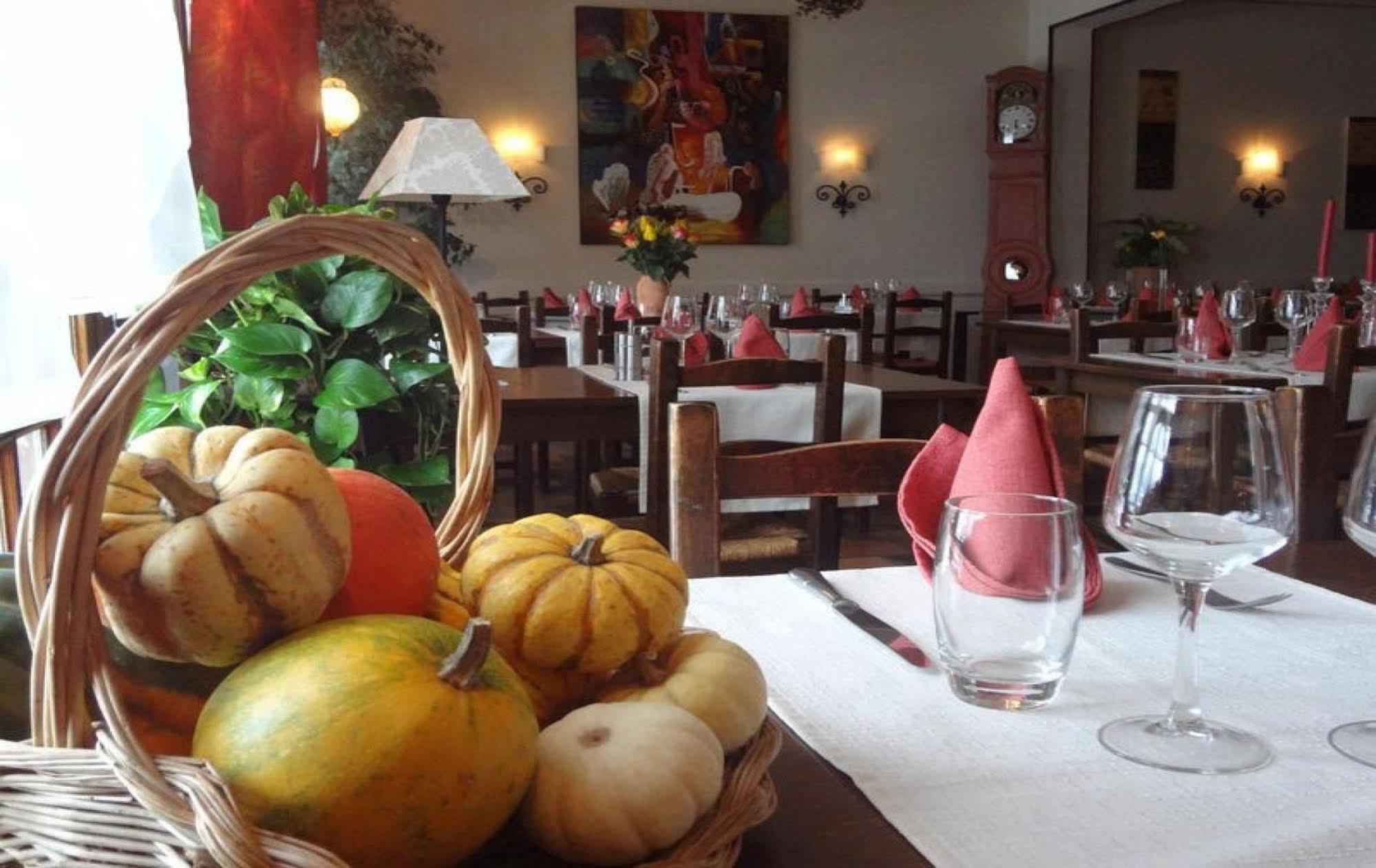 Logis Hotel-Restaurant Le Relais Hauterives Exterior photo