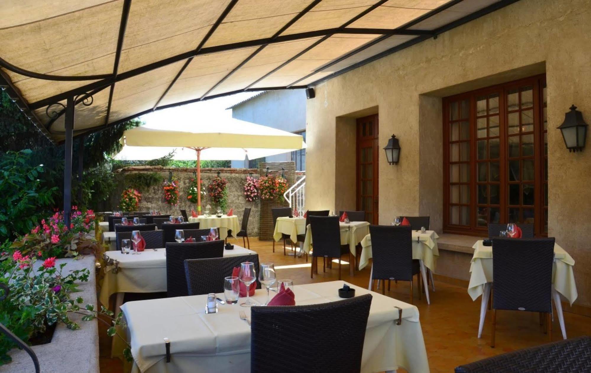 Logis Hotel-Restaurant Le Relais Hauterives Exterior photo