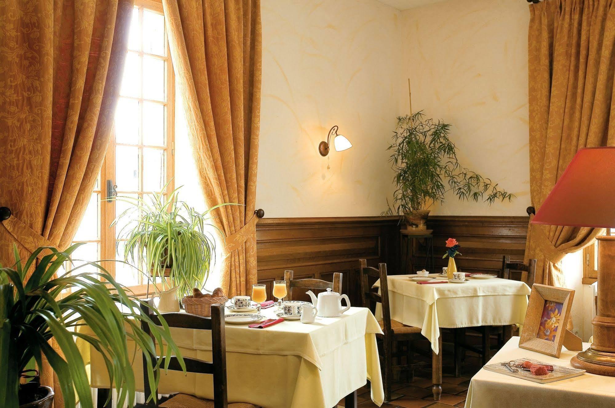 Logis Hotel-Restaurant Le Relais Hauterives Exterior photo