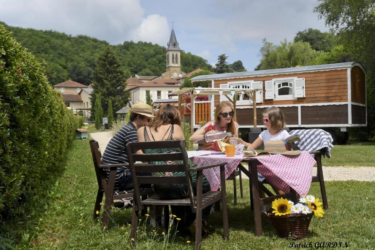Logis Hotel-Restaurant Le Relais Hauterives Exterior photo